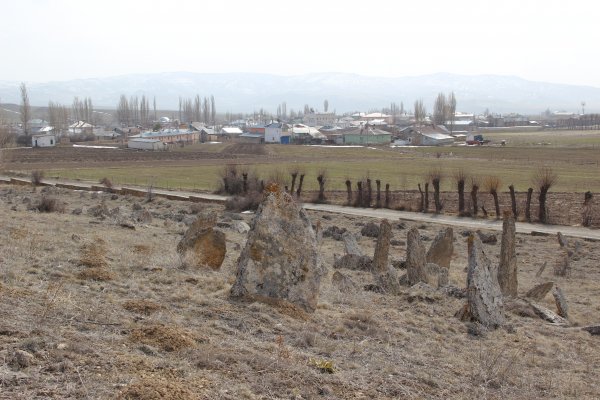 Sivas'ta esrarengiz mezar taşları dikkat çekiyor