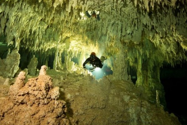 Dünyanın en büyük su altı mağarası Meksika’da