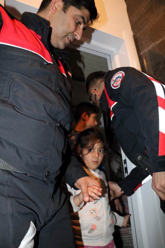 Ailesinin içeri kilitlediği Iraklı kızı polis kurtardı