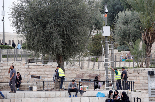 Mescid-i Aksa çevresinde silahlar çocuklara döndü