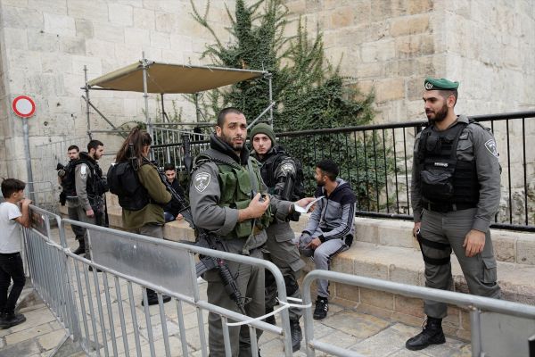 Mescid-i Aksa çevresinde silahlar çocuklara döndü