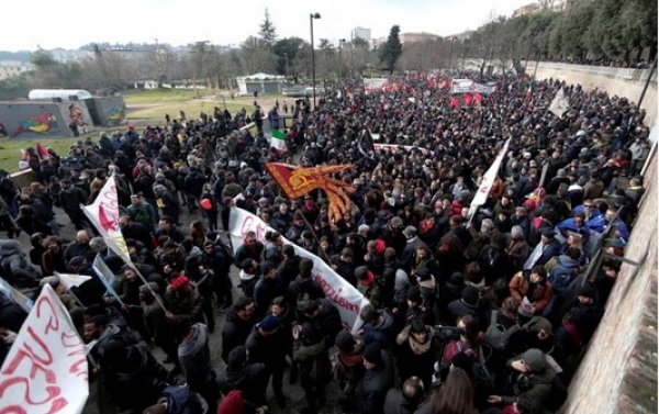 İtalya'da ırkçılık ve faşizme karşı 30 bin kişi yürüdü