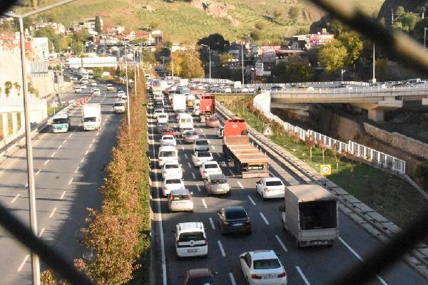 İzmir'de trafik yoğunluğu sürücüleri isyan ettirdi