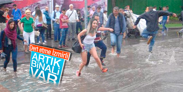İzmir'de sağanak yağış hayatı felç etti