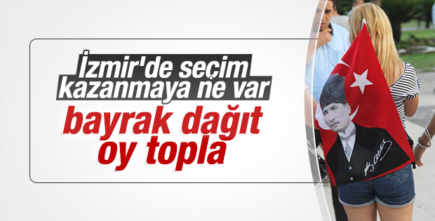 İzmir'de belediye 29 Ekim için 25 bin bayrak dağıttı