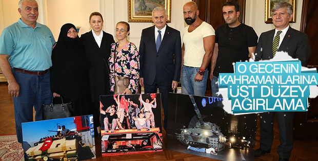Başbakan, darbe girişimine direnen vatandaşları ağırladı