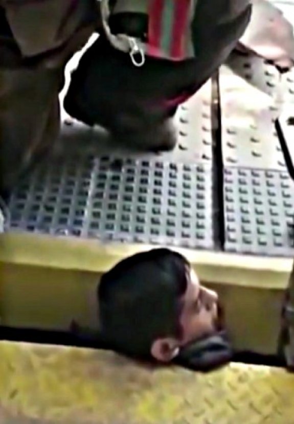Arjantinli gencin kafası tren boşluğuna sıkıştı