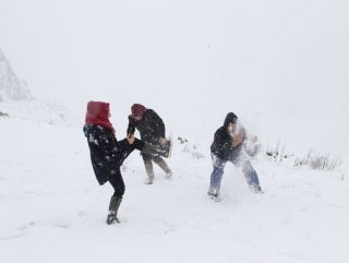 Yazın ilk gününde Rusyada kar yağdı Yazın ilk gününde Rusyada kar yağdı