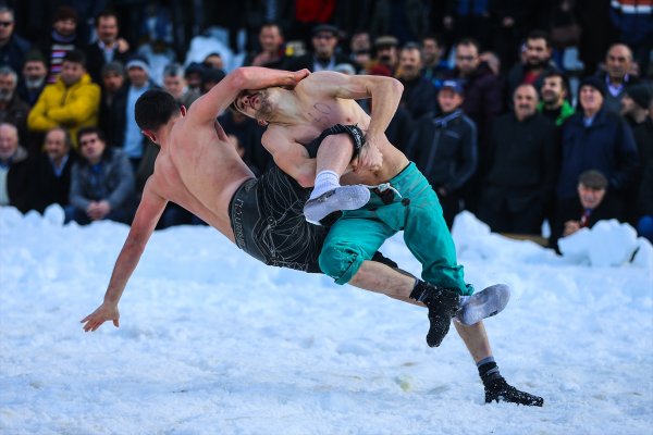 Artvin'de 23. Uluslararası Kar Üstü Karakucak Güreşleri