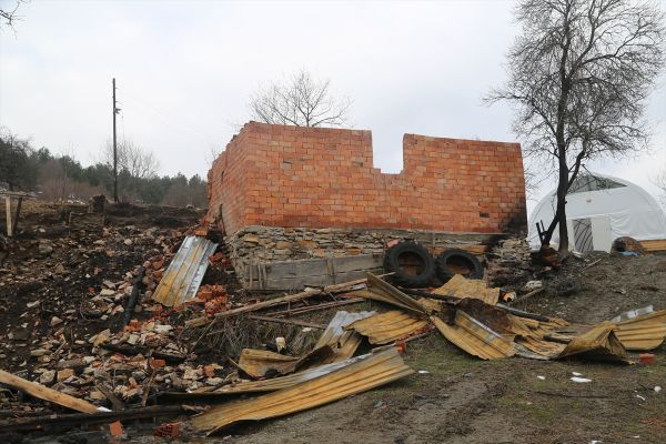 Kastamonu'da kayıp ailenin yanan evi arandı