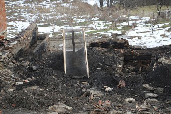 Kastamonu'da kayıp ailenin yanan evi arandı