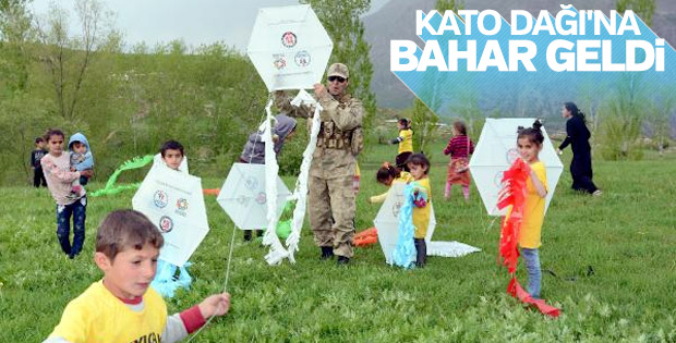 Kato Dağı eteklerinde uçurtma şenliği