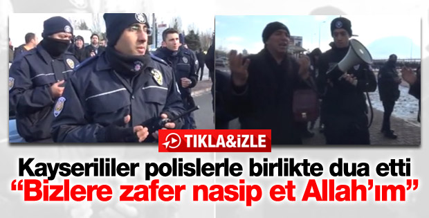 Saldırının yapıldığı alanda halk ile polisler dua etti