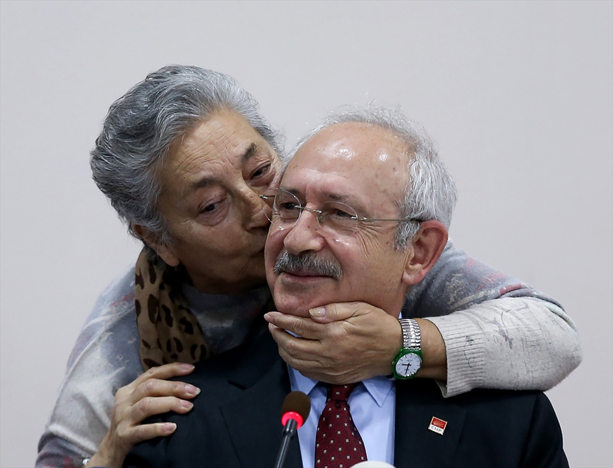 Kemal Kılıçdaroğlu'nu öperek iktidar isteyen partili