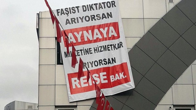 Tekirdağ'da Kılıçdaroğlu'nun tam karşısına asılan pankart