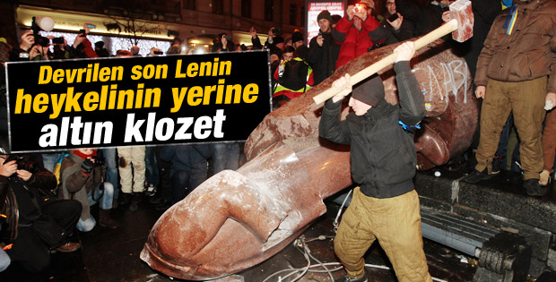 Kiev'de Lenin heykeli yerine altın klozet