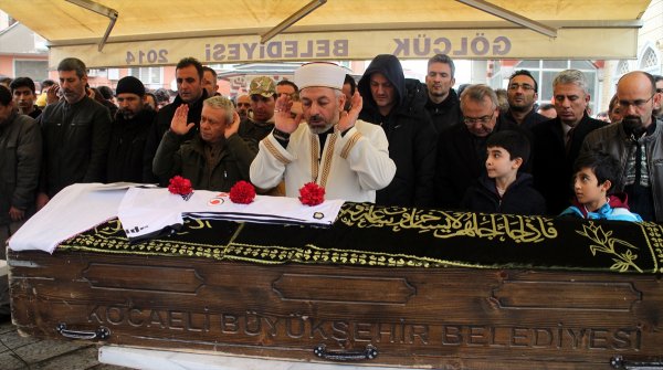 Kocaeli'de cesedi gömülü bulunan Ecem için cenaze töreni