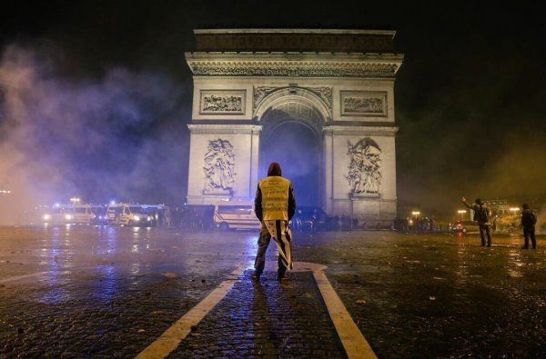 Paris'te eylemciler yağmalara devam ediyor