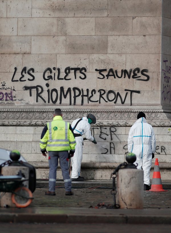 Fransa'da tarihi eserler tahrip edildi
