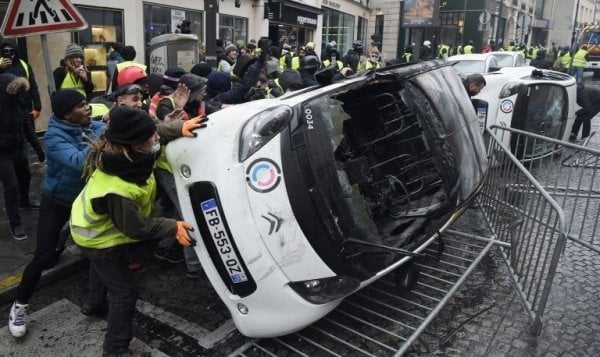 Macron'dan polislere özel prim
