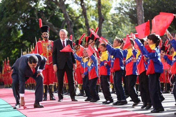 Maduro yere düşen Türk bayrağını kaldırdı