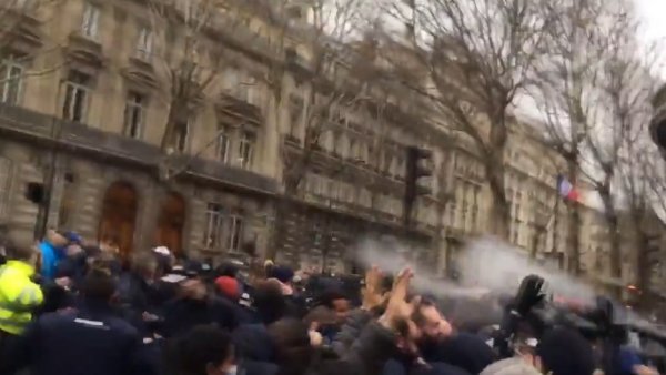 Fransız polisinden orantısız biber gazı kullanımı