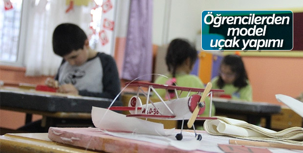 Öğrenciler sınıfta model uçak yapmayı öğreniyor
