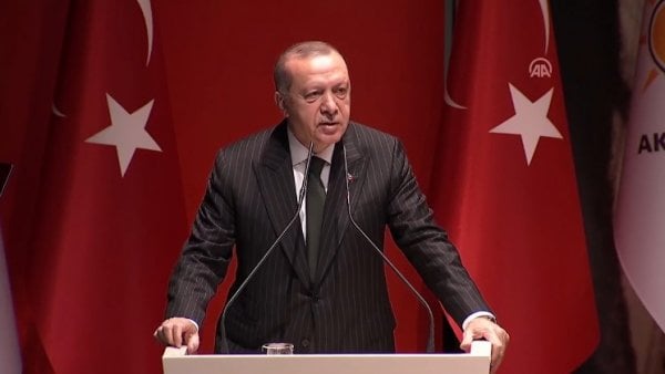 Başkan Erdoğan'dan partilerin plastik bayrak asmasına tepki