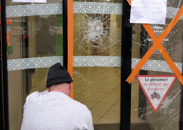 Paris'te ATM'lerde yağma ve saldırı önlemleri alındı