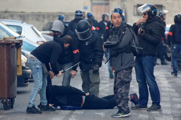 Fransa'da öğrenciler polislerden dayak yedi