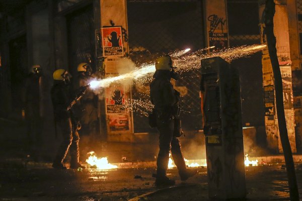 Yunanistan karıştı: Eylemciler polisle çatıştı