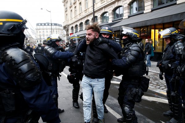 Fransa'da gözaltılar başladı