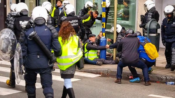 Belçika polisinden göstericilere ters kelepçeli eziyet