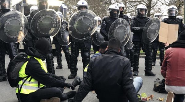 Belçika polisinden göstericilere ters kelepçeli eziyet