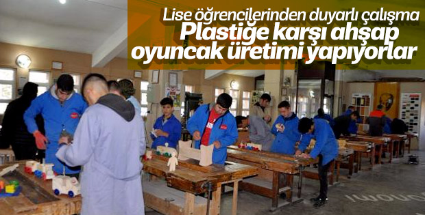 Lise öğrencileri plastiğe karşı ahşap oyuncaklar yaptı