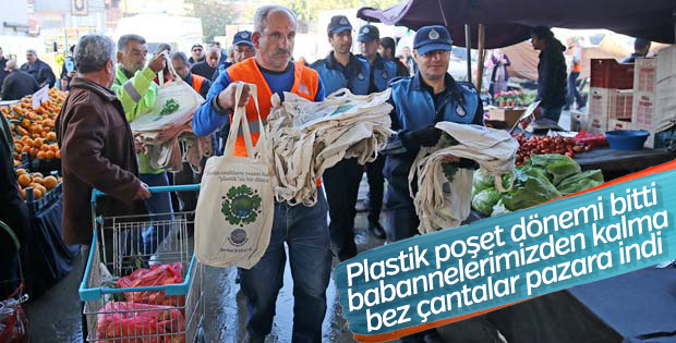 Adana'da plastik torbalara karşı bez çanta dağıtıldı