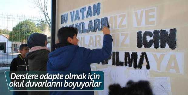 Öğrenciler, okul duvarlarını renklendirerek sosyalleşiyor