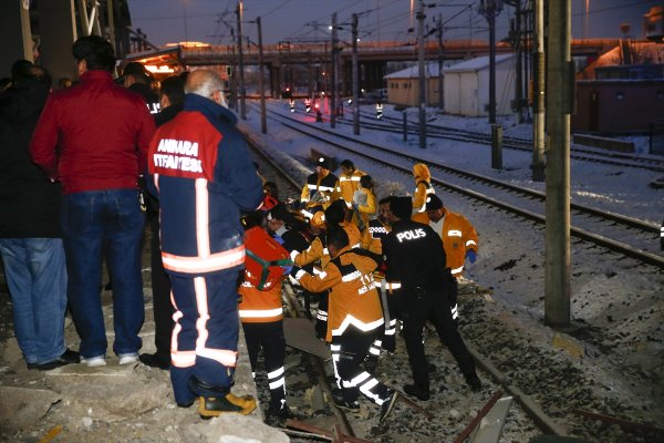 Tren kazasÄ±nda yaralÄ± yolcunun kurtarÄ±lma anÄ±