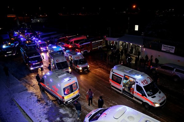 Tren kazasÄ±nda yaralÄ± yolcunun kurtarÄ±lma anÄ±