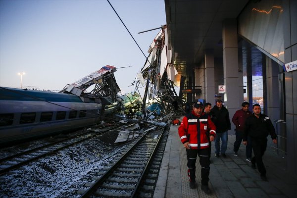 Tren kazasÄ±nda yaralÄ± yolcunun kurtarÄ±lma anÄ±