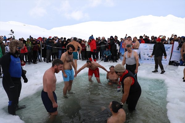 Rizeliler Kaçkar'da Buzul Gölü'ne girdi