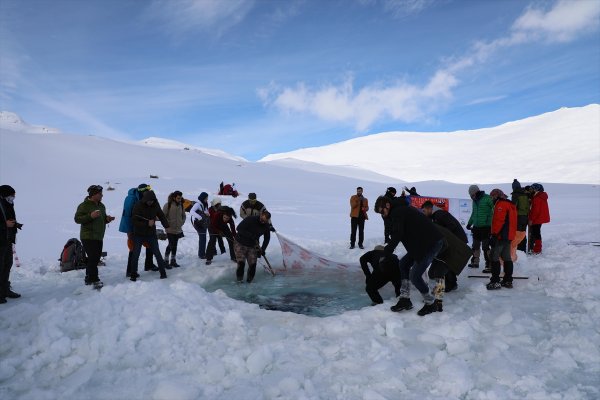 Rizeliler Kaçkar'da Buzul Gölü'ne girdi