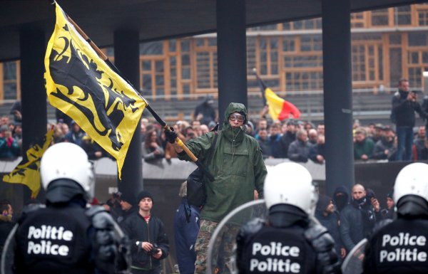 Brüksel'de polis mülteci karşıtlarıyla çatıştı