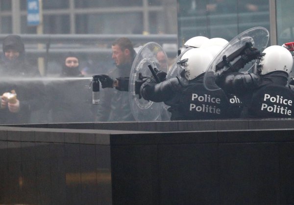 Brüksel'de polis mülteci karşıtlarıyla çatıştı
