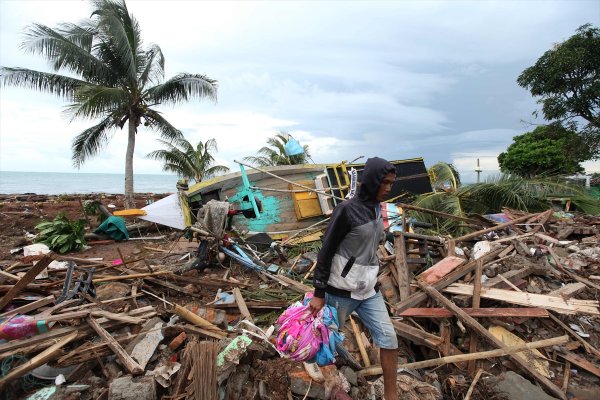 Endonezya'daki tsunami felaketi: 373 ölü