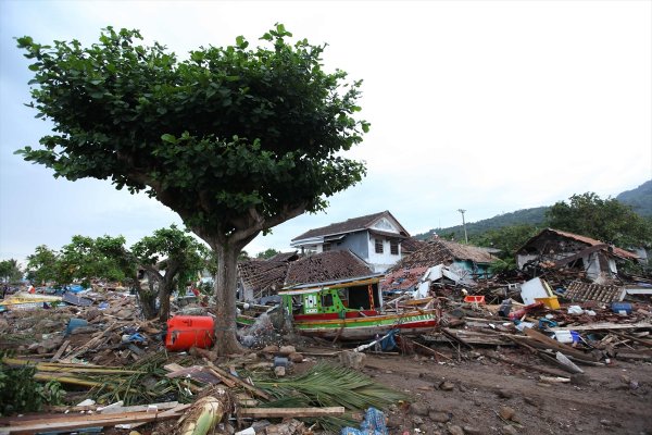 Endonezya'daki tsunami felaketi: 373 ölü