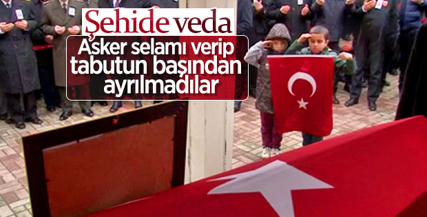 Şehidin son yolculuğunda küçük çocuklardan asker selamı