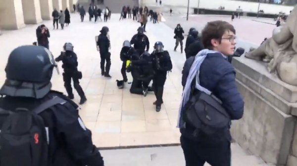 Paris'te polis dayağı