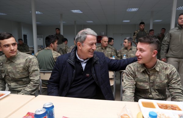 Bakan Akar ve komutanlar Süleyman Şah Türbesi'nde