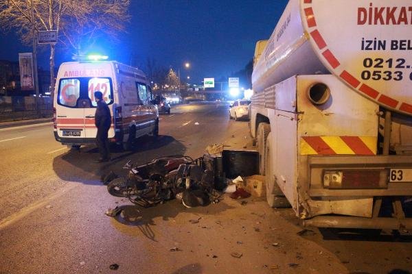 Istanbul Da Motosikletli Kurye Yakit Tankerine Carpti
